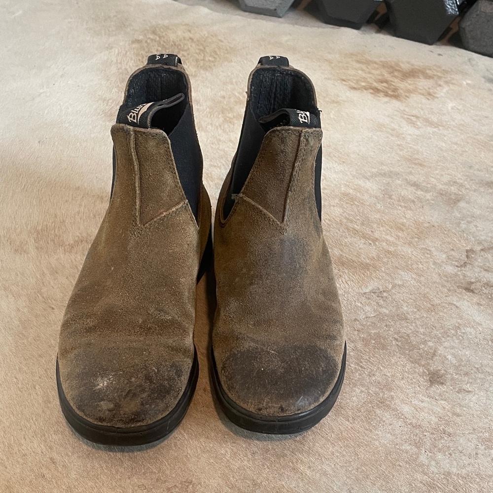Women’s Blundstone Olive Chelsea Boot size 8.5
